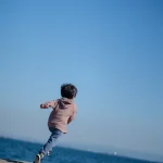 子どもと海と快晴の空