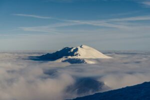 雲の上の雪の山頂