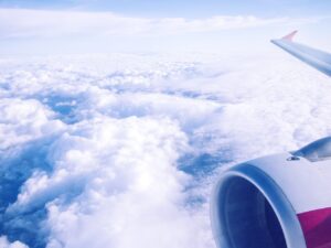 飛行機の窓から見た雲の上の空