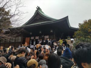 20250202城山八幡宮の節分祭の豆まき