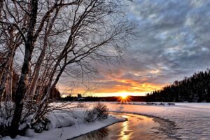 冬の景色_雪の雪原に日の出か夕日