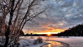 冬の景色_雪の雪原に日の出か夕日