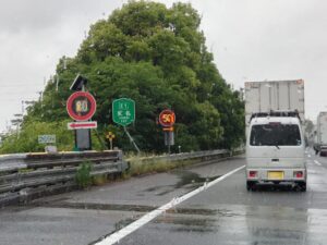 雨の渋滞の高速道路