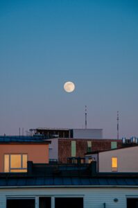 住宅街の上の月