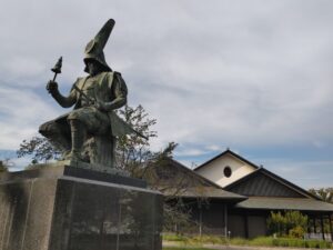 名古屋能楽堂と加藤清正像
