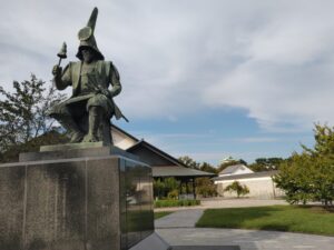 名古屋能楽堂と加藤清正像