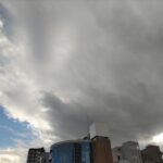 雲に覆われる