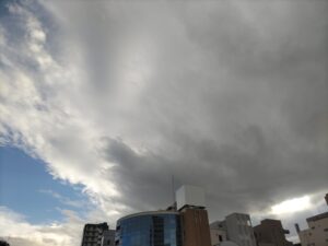 雲に覆われる