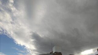 雲に覆われる
