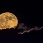 雲間のお月さま