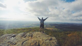 頂きで空を仰ぐ