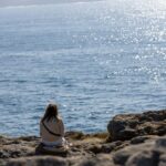 海見る女性ひとり