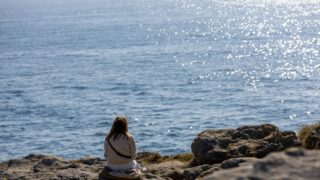 海見る女性ひとり